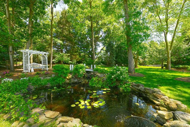 4 Hampton Court, Huntington, NY 11743
