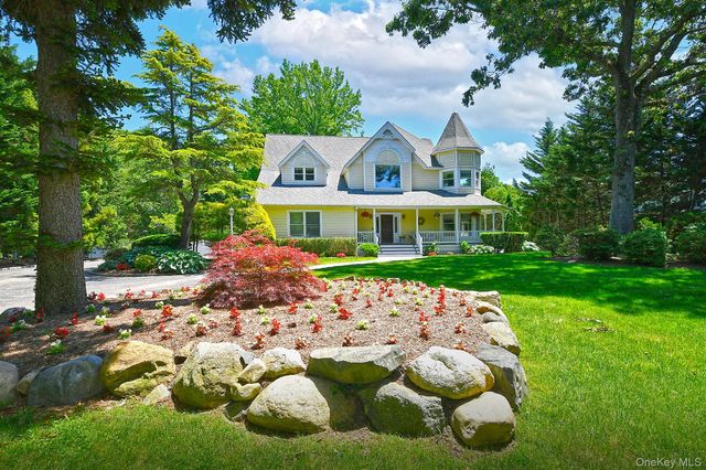 4 Hampton Court, Huntington, NY 11743