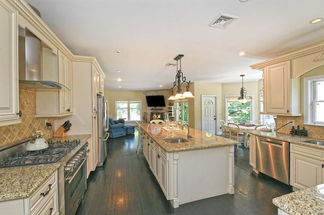 4 Hampton Court, Huntington, NY 11743