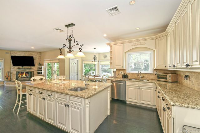 4 Hampton Court, Huntington, NY 11743