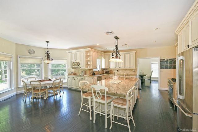 4 Hampton Court, Huntington, NY 11743