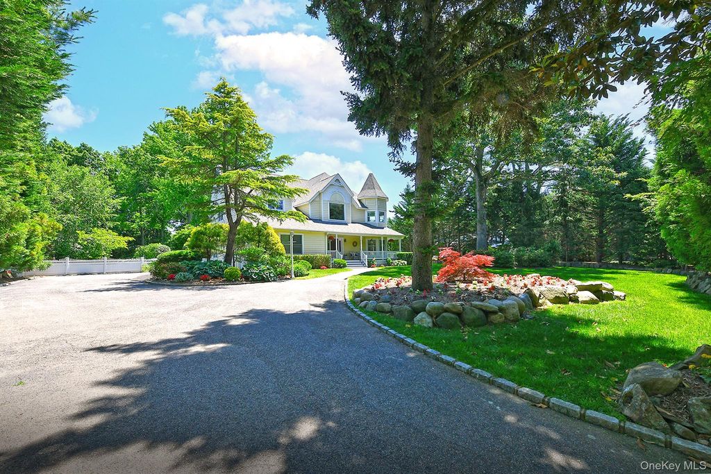 4 Hampton Court, Huntington, NY 11743