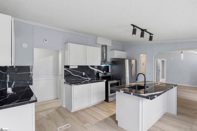 314 Green Oak Drive, Wellford, SC 29385