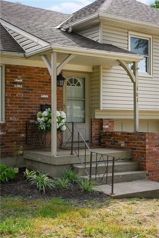 303 SW Pinnell Drive, Lee's Summit, MO 64081