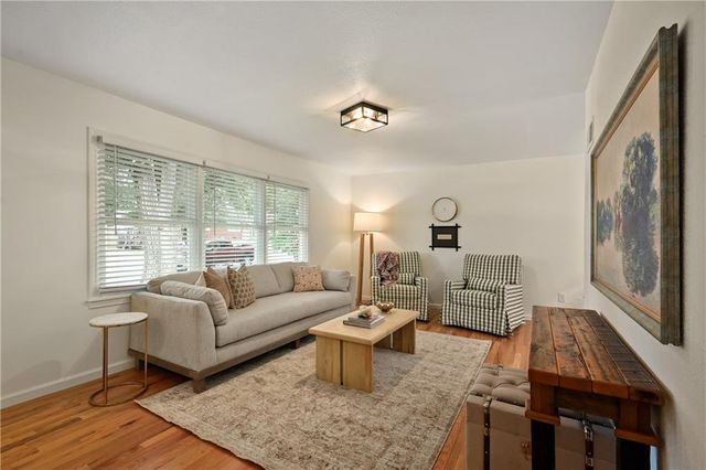 303 SW Pinnell Drive, Lee's Summit, MO 64081