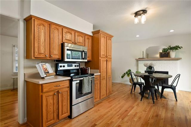 303 SW Pinnell Drive, Lee's Summit, MO 64081