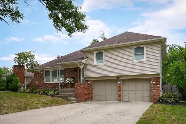 303 SW Pinnell Drive, Lee's Summit, MO 64081