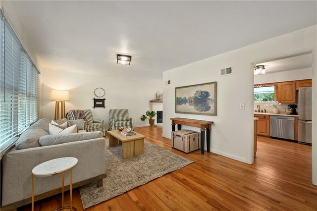 303 SW Pinnell Drive, Lee's Summit, MO 64081