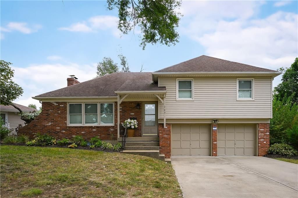 303 SW Pinnell Drive, Lee's Summit, MO 64081