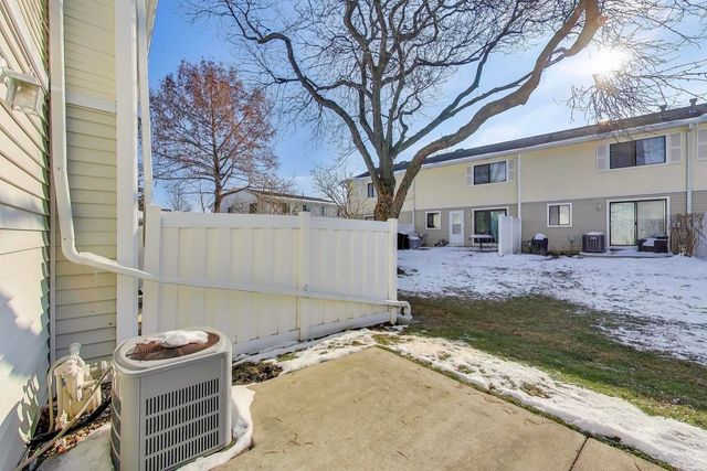 637 Bridgeview Point, Schaumburg, IL 60194