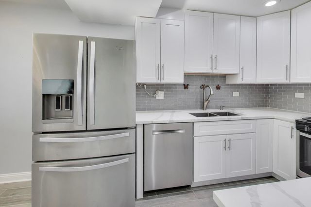 637 Bridgeview Point, Schaumburg, IL 60194