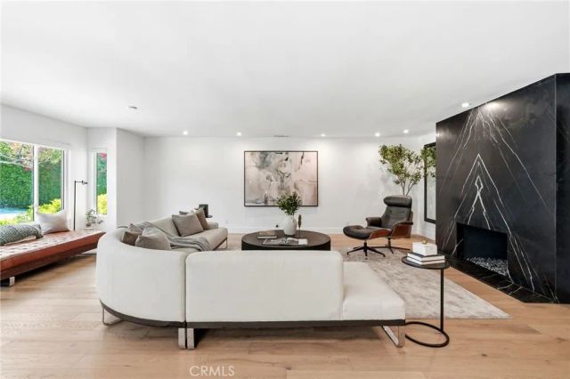 22637 Erwin Street, Woodland Hills, CA 91367