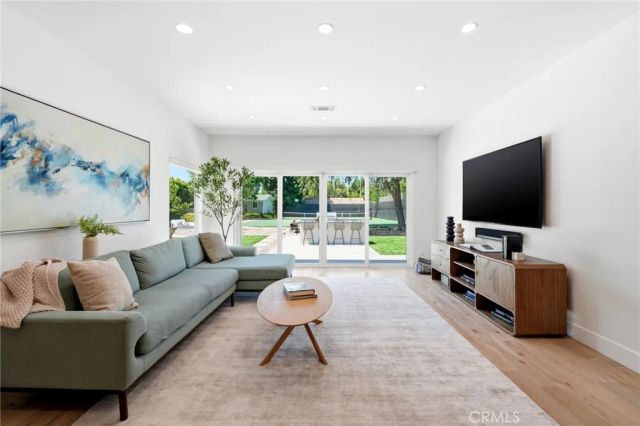 22637 Erwin Street, Woodland Hills, CA 91367