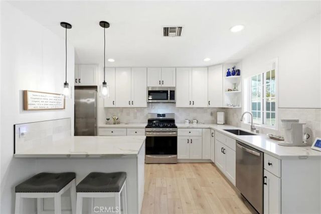 22637 Erwin Street, Woodland Hills, CA 91367