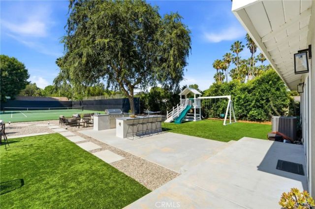 22637 Erwin Street, Woodland Hills, CA 91367