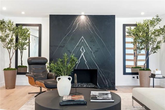 22637 Erwin Street, Woodland Hills, CA 91367