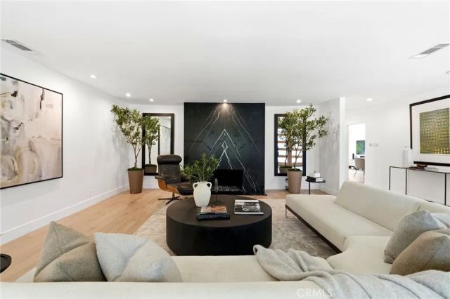 22637 Erwin Street, Woodland Hills, CA 91367