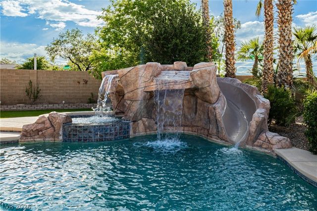 8932 Mannix Court, Las Vegas, NV 89143