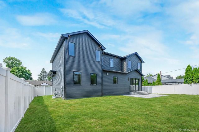 7 Rosewood Place, Plainview, NY 11803