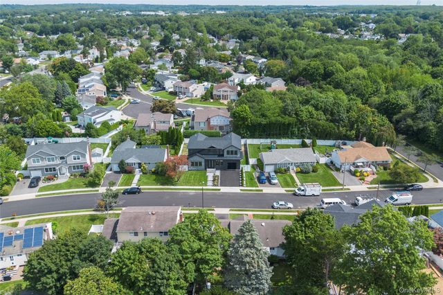 7 Rosewood Place, Plainview, NY 11803