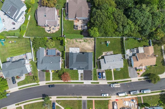 7 Rosewood Place, Plainview, NY 11803