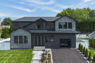 7 Rosewood Place, Plainview, NY 11803