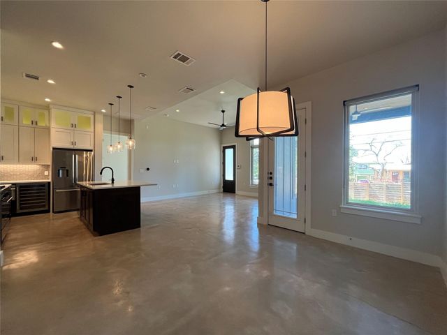 2105 Greenwood Ave A, Austin, TX 78723