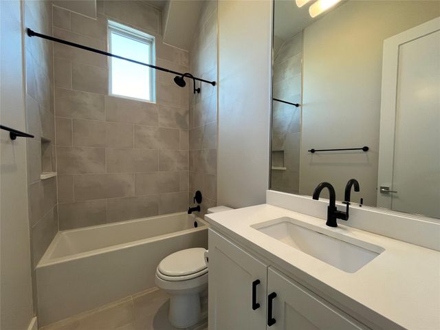 2105 Greenwood Ave A, Austin, TX 78723