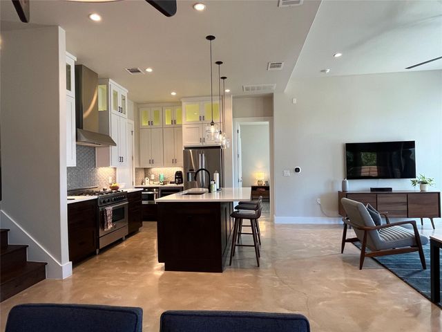 2105 Greenwood Ave A, Austin, TX 78723