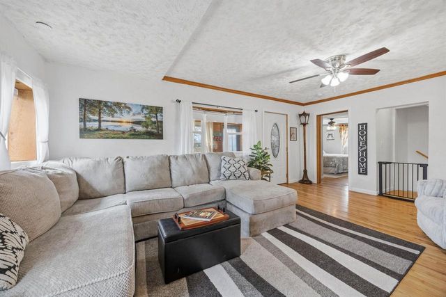 2425 S Oakhill Avenue, Janesville, WI 53546