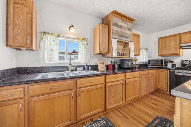 2425 S Oakhill Avenue, Janesville, WI 53546