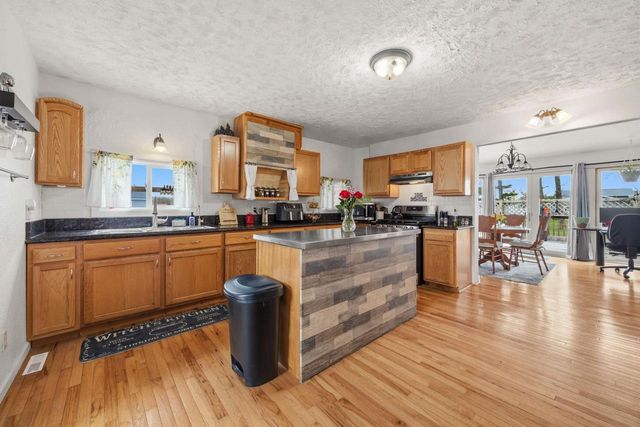 2425 S Oakhill Avenue, Janesville, WI 53546