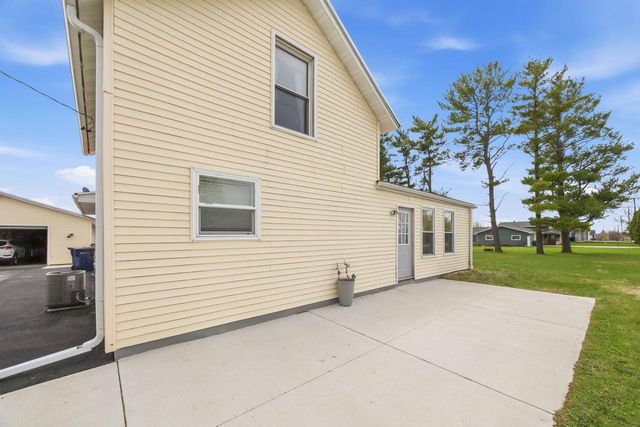 2425 S Oakhill Avenue, Janesville, WI 53546