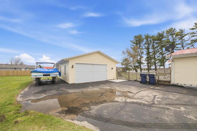 2425 S Oakhill Avenue, Janesville, WI 53546