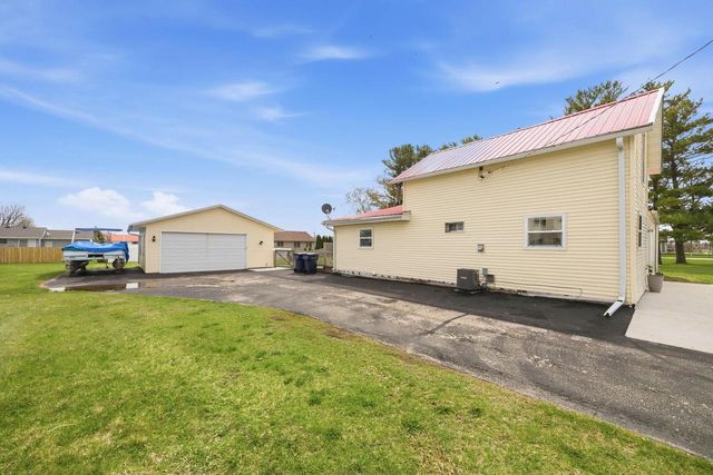 2425 S Oakhill Avenue, Janesville, WI 53546