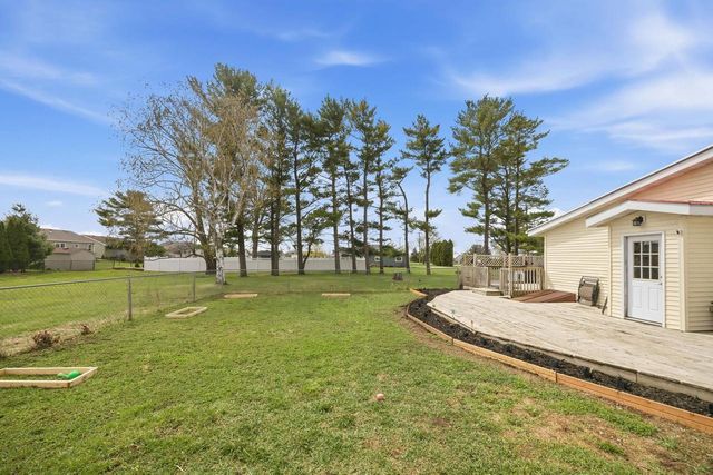 2425 S Oakhill Avenue, Janesville, WI 53546