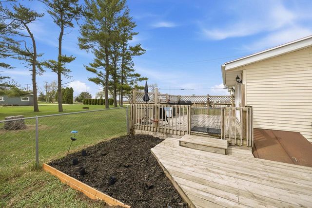2425 S Oakhill Avenue, Janesville, WI 53546