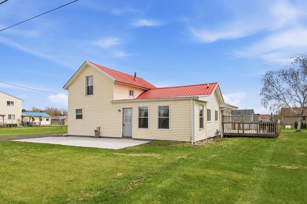 2425 S Oakhill Avenue, Janesville, WI 53546
