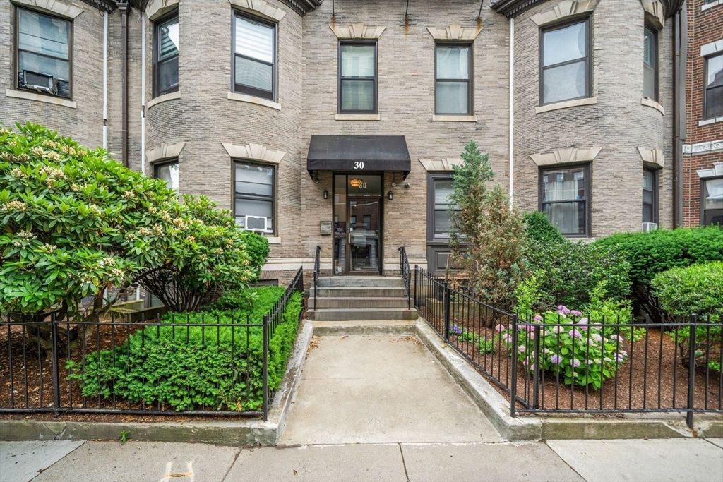 30 Peterborough H, Boston, MA 02215