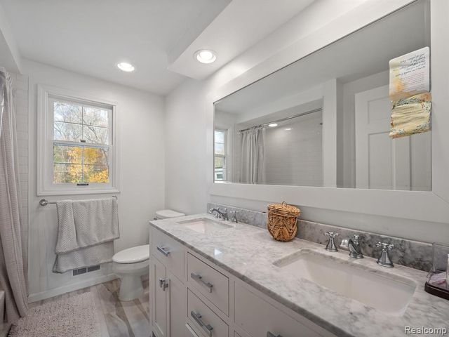 749 Kensington Lane, Bloomfield Hills, MI 48304