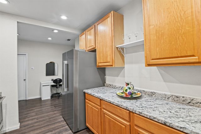 223 W 8th Street, Dallas, TX 75208
