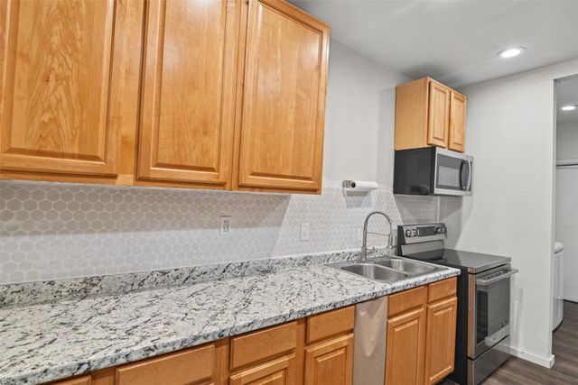 223 W 8th Street, Dallas, TX 75208