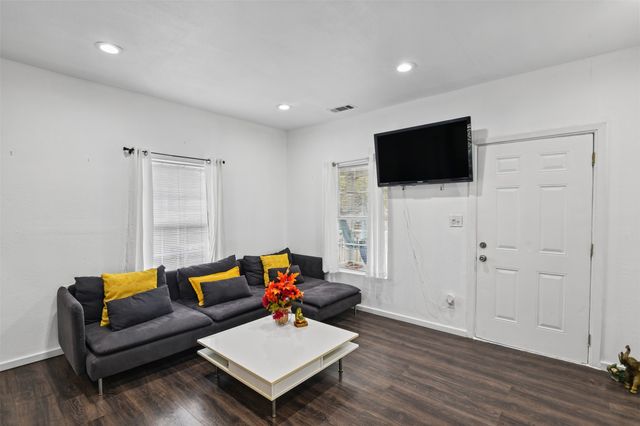 223 W 8th Street, Dallas, TX 75208