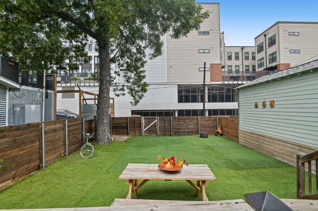 223 W 8th Street, Dallas, TX 75208