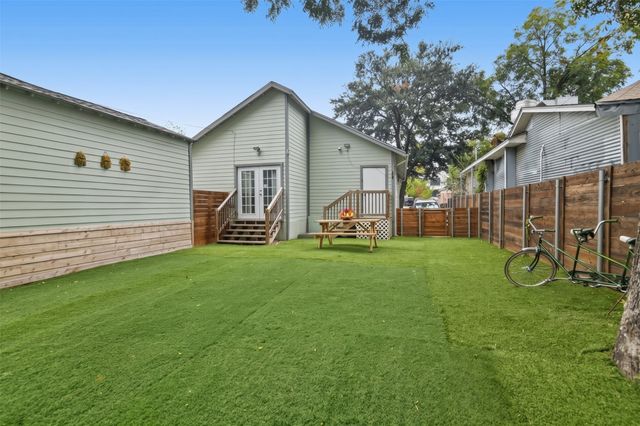 223 W 8th Street, Dallas, TX 75208