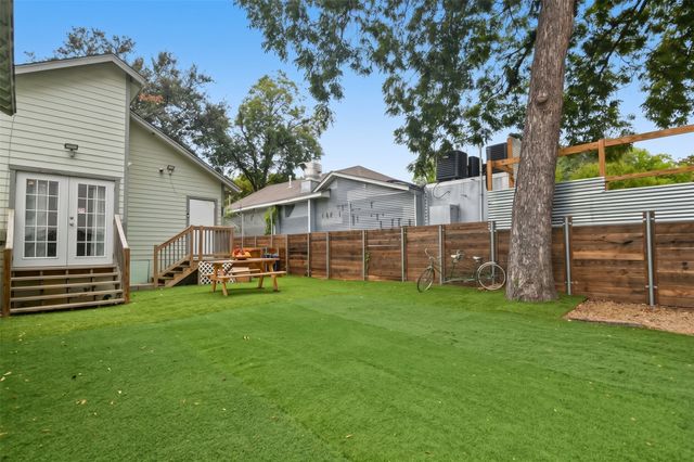 223 W 8th Street, Dallas, TX 75208