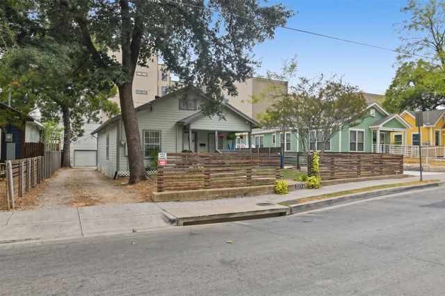 223 W 8th Street, Dallas, TX 75208