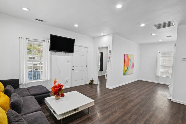 223 W 8th Street, Dallas, TX 75208