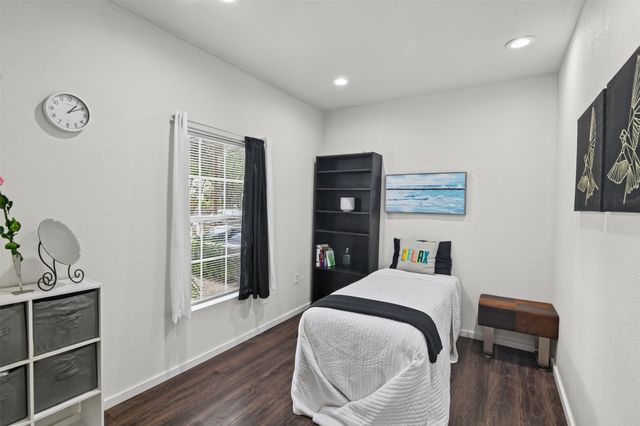 223 W 8th Street, Dallas, TX 75208