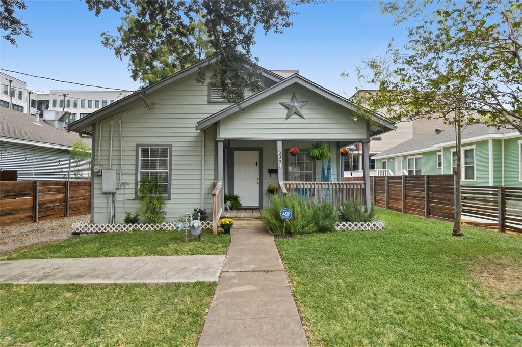 223 W 8th Street, Dallas, TX 75208